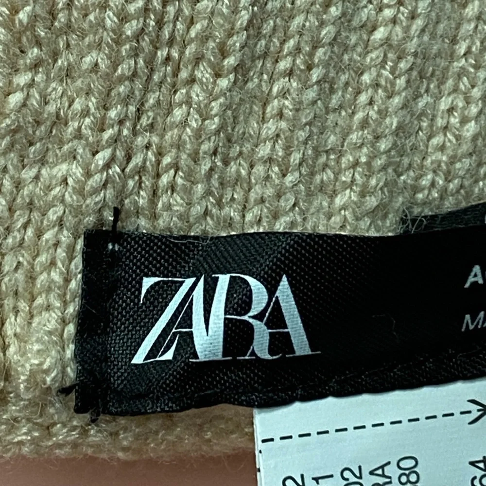 NWOT. Zara Kids Cream/Brown Knitted Mittens with Decorative Faux Fur Details.